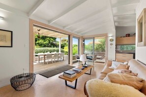 Téléviseur, foyer, bureau