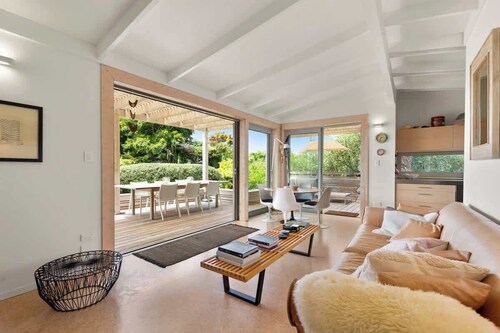 Palm Views - Coastal Cottage Near Palm Beach
