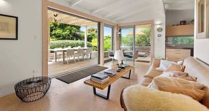 Palm Views - Coastal Cottage Near Palm Beach