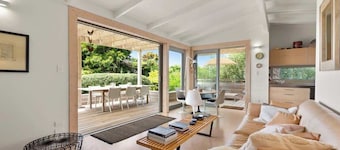 Palm Views - Coastal Cottage Near Palm Beach