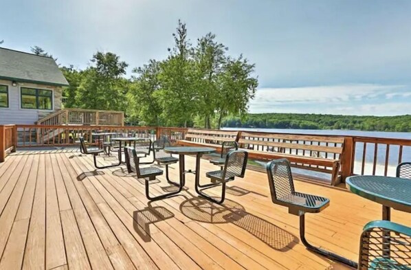 Outdoor dining - Masthope Luxury retreat 4bd King size bed , Jacuzzi 5 min to Ski Bear Mountain  (Lackawaxen)