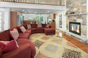 Smart TV, fireplace, video games, DVD player - Masthope Luxury retreat 4bd King size bed , Jacuzzi 5 min to Ski Bear Mountain  (Lackawaxen)