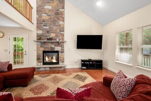 Smart TV, fireplace, video games, DVD player - Huge 4bd Masthope retreat,hot tub game room,lake access,ski, Rain friendly deck  (Lackawaxen)