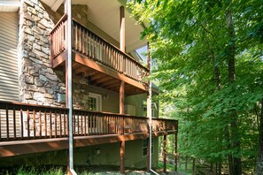 Exterior detail - Masthope Luxury retreat 4bd King size bed , Jacuzzi 5 min to Ski Bear Mountain  (Lackawaxen)