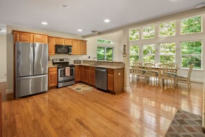 Fridge, microwave, oven, stovetop - Masthope Luxury retreat 4bd King size bed , Jacuzzi 5 min to Ski Bear Mountain  (Lackawaxen)