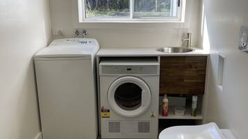 Een haardroger, handdoeken, toiletpapier