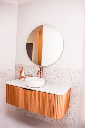 Regadera, secadora de cabello, toallas, papel de baño 