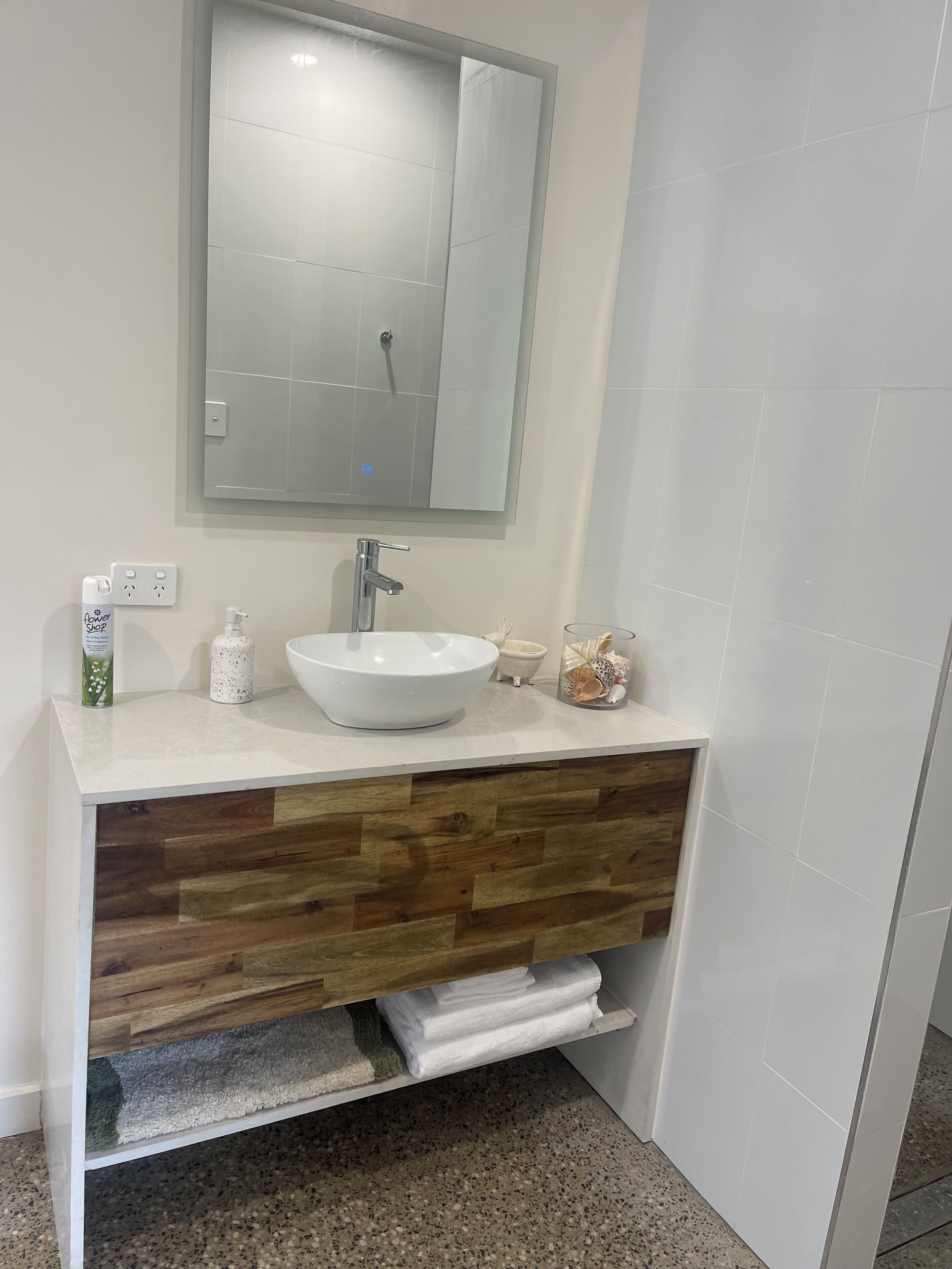 Een douche, een haardroger, handdoeken, zeep