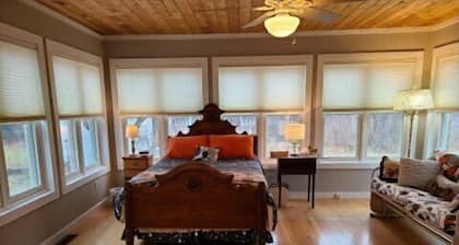 Dragonfly Cottage: Your Autumn Escape to Vibrant Colors and Adventure
