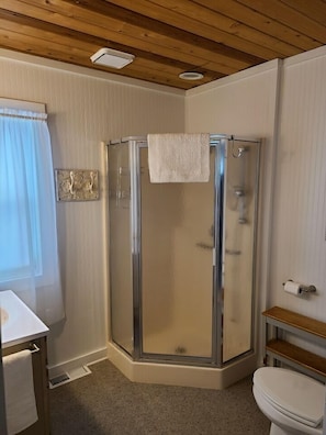 Bathtub, towels