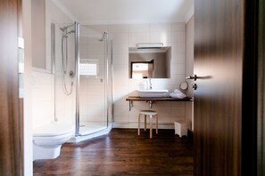 Basic Room | Bilik Mandi | Pancuran mandi, pengering rambut, tuala disediakan, sabun 