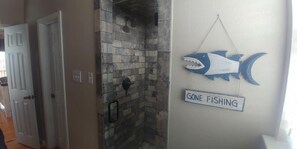 Dusche, Haartrockner, Handtücher, Toilettenpapier