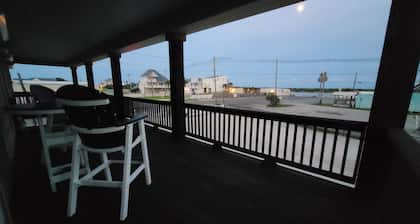 Location, Location!! Only Steps to Froggies Boat Ramp and Bait dock