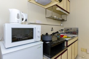 冰箱、微波炉、炉灶、厨具/餐具