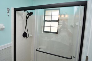Douche, séchoir à cheveux, serviettes fournies