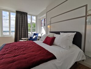 5 bedrooms, desk, iron/ironing board, travel cot