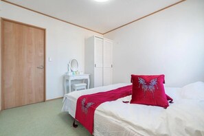 6 bedrooms, desk, iron/ironing board, free WiFi