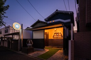 Guests can enjoy a traditional stay at Discovery Ship Guest House, featuring a sloped roof and a charming entrance.