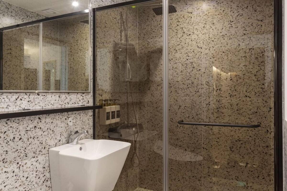 shower, free toiletries, hair dryer, slippers