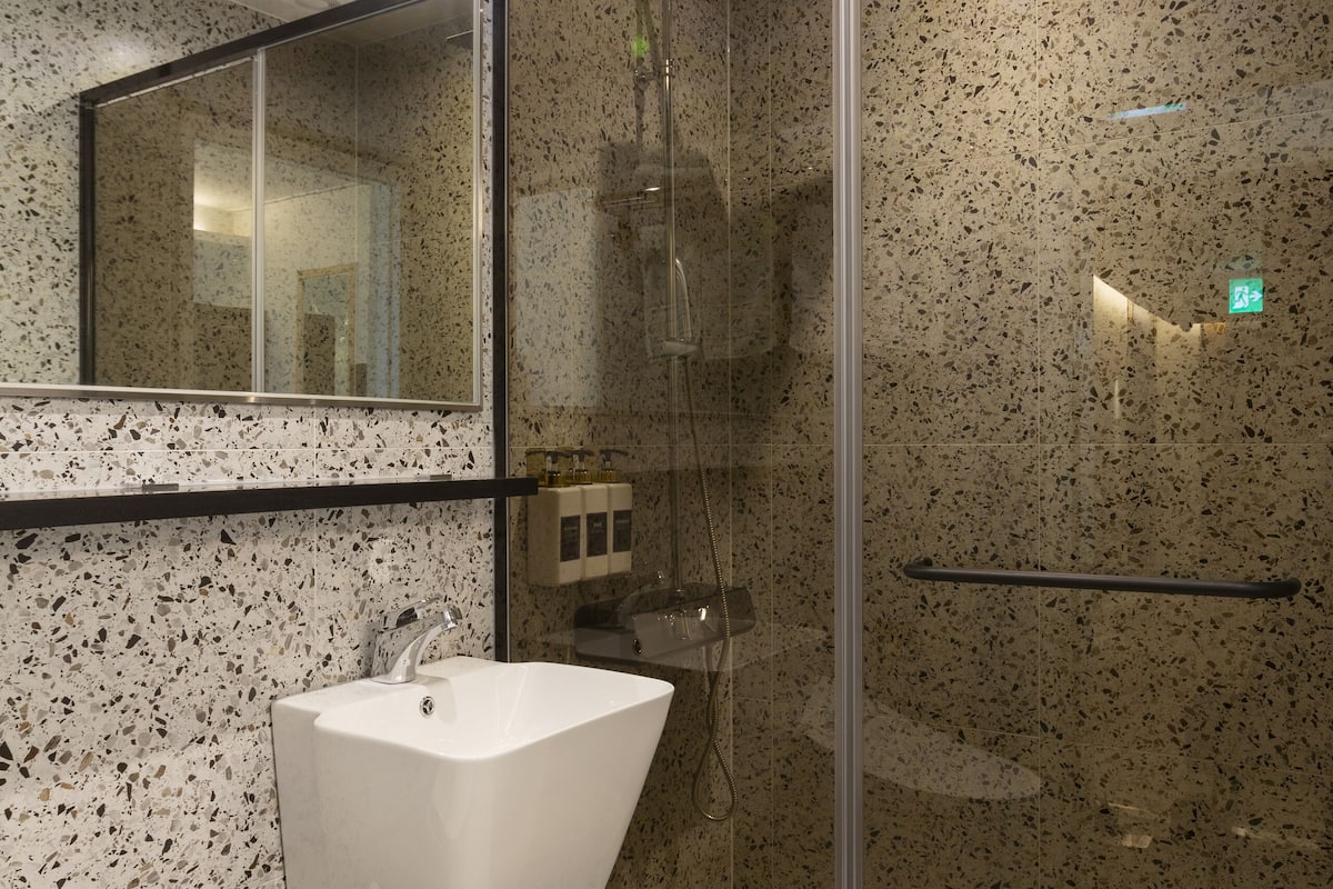 shower, free toiletries, hair dryer, slippers