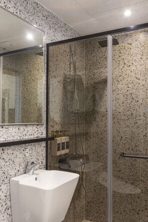 Shower, free toiletries, hair dryer, slippers - Busan Lounge 26 Hotel (Busan)