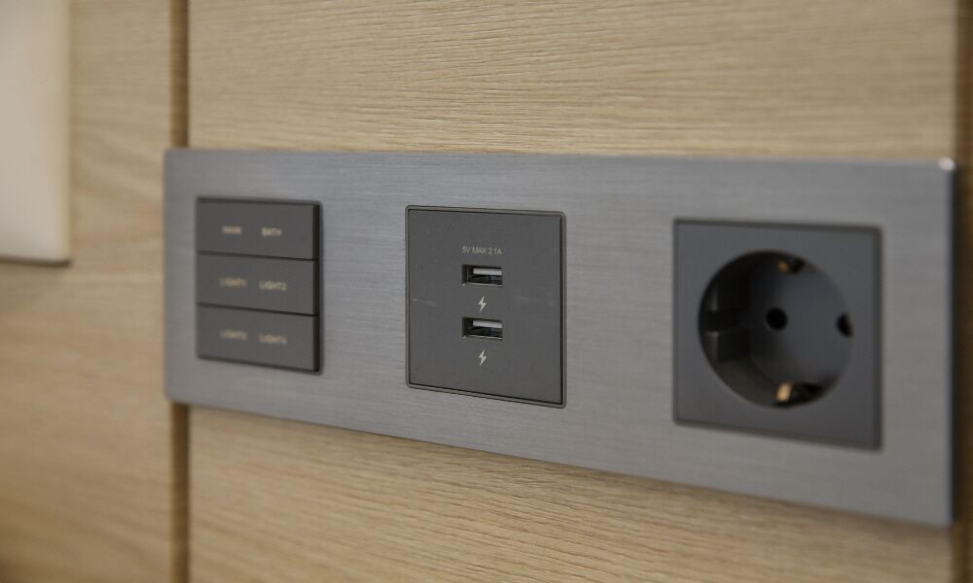 Ett vägguttag med två USB-portar och ett vanligt eluttag.