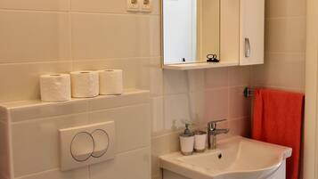 Apartment (Two Bedroom Apartment with Sea View) | Bathroom | Shower, towels