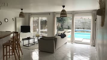 Een smart-tv en een kantoor