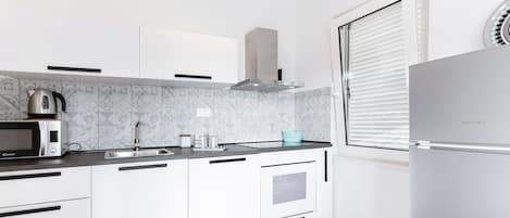 Appartamento (Comfort Two Bedroom Apartment with Ba) | Cucina privata | Frigorifero, microonde, piano cottura, lavastoviglie