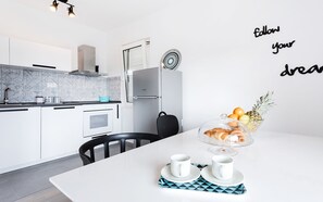 Appartement (Comfort Two Bedroom Apartment with Ba) | Cuisine privée | Réfrigérateur, four à micro-ondes, surface de cuisson, lave-vaisselle