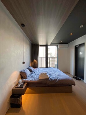 1 quarto, escrivaninha, roupa de cama