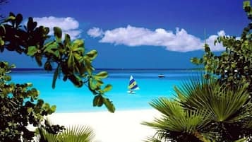 Plage, chaises longues