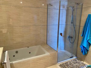 Dusche, Haartrockner, Handtücher