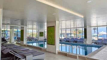 Innenpool, Außenpool (je nach Saison geöffnet), Liegestühle