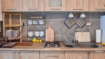 Apartment Breeze | Privékeuken | Een koelkast/vriezer, een magnetron, een oven, een kookplaat