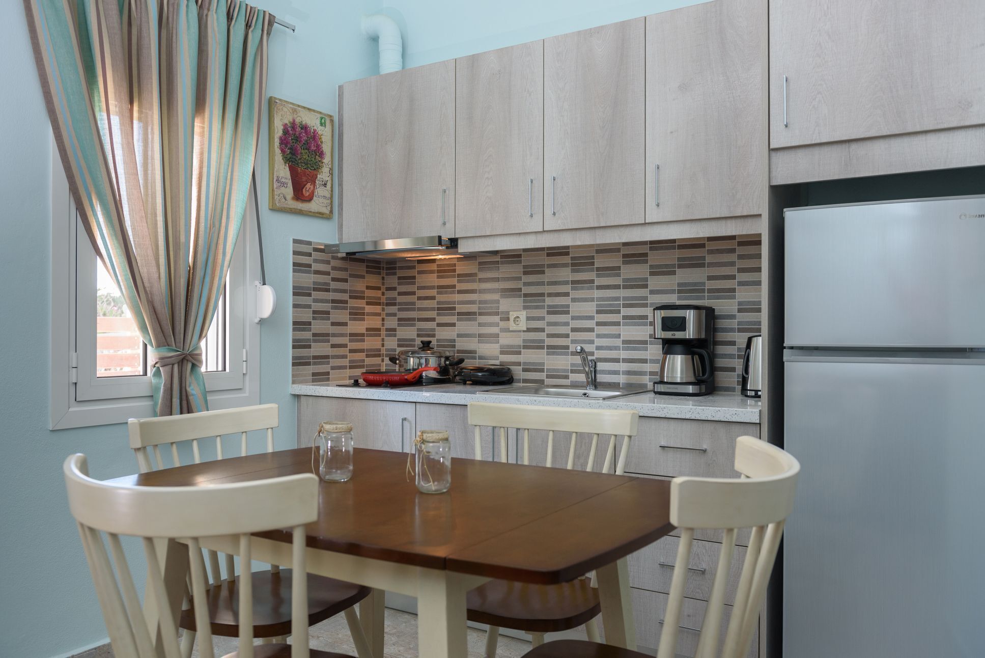 Een koelkast, een microgolfoven, een kookplaat