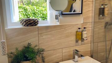 Family Room (Waterfront suite) | Bathroom