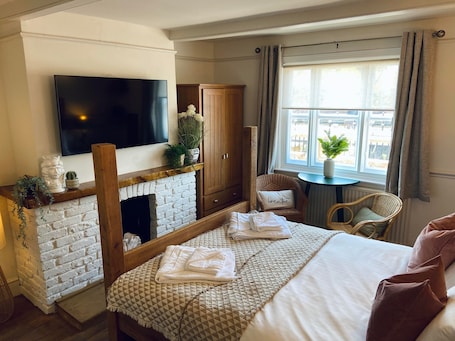 Habitación familiar (Waterfront suite) | Mobiliario individual, tabla de planchar con plancha, ropa de cama. The Riverside Rooms