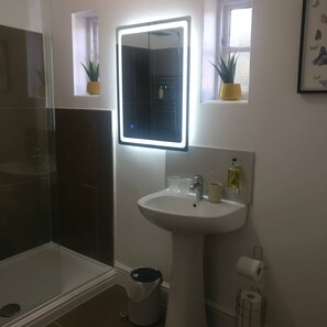 Twin Room (Room 3) | Bathroom - The Riverside Rooms (Newark)