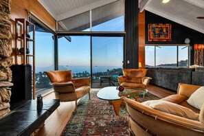 TV, fireplace, smart speakers, stereo - LA LA Final Promo of the Year! (Los Angeles)