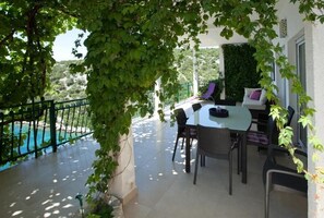 Outdoor dining - Two Bedroom Apartment with Balcony&Sea View (Vinišće)