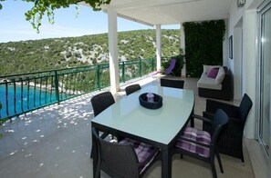 Outdoor dining - Two Bedroom Apartment with Balcony&Sea View (Vinišće)
