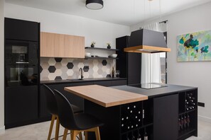 Kylskåp, ugn, spishäll och diskmaskin