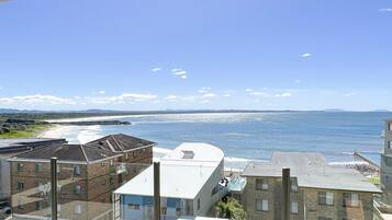 Une vue sur la côte, avec des bâtiments qui donnent sur la mer.