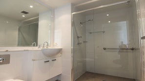 Combined shower/bathtub, hair dryer - Strand Beachside 903 (Forster)
