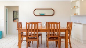 Dining - Surfspray 3 - Pebbly Beach (Forster)