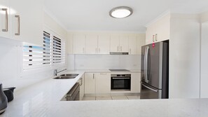 Fridge, microwave, oven, stovetop - Surfspray 4 - Pebbly Beach (Forster)