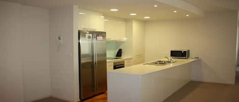 Geladeira, micro-ondas, fogão, cooktop