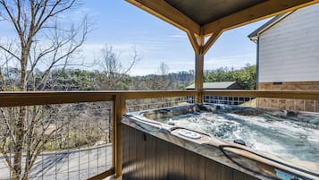 Bañera de hidromasaje al aire libre