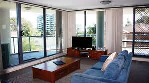 TV, DVD player - Twin Pines 401 - CBD Location (Forster)